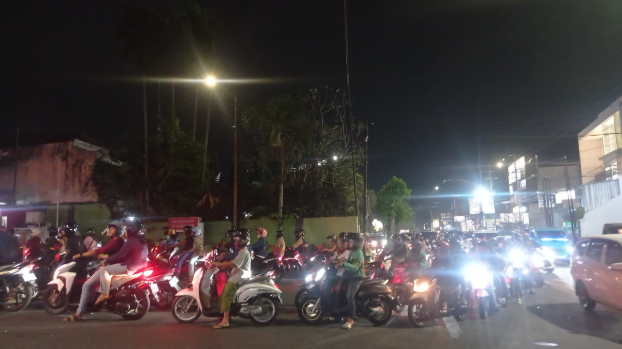 Foto: Antrian pembelian BBM di salah satu SPBU di Jember. (Sugianto/jatimnow.com)