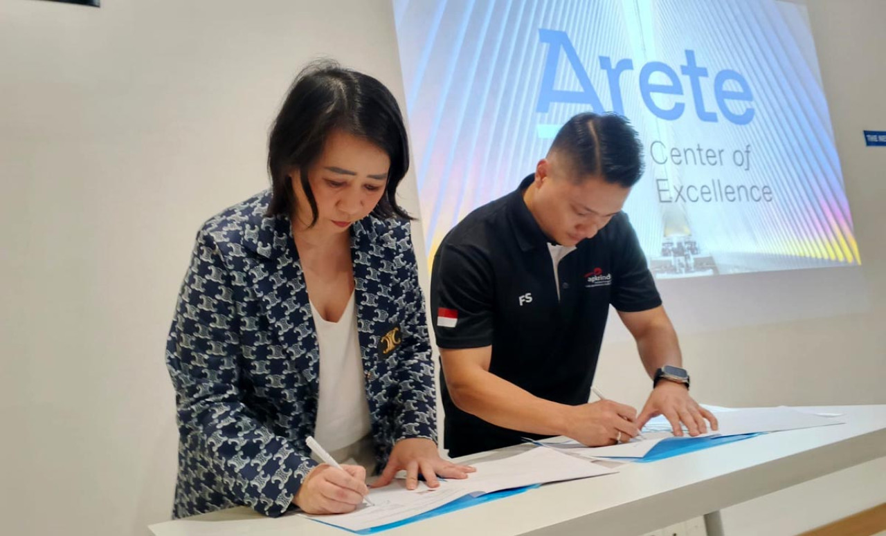 Founder ARETE & Krama Professional Pathway, Peggy Putri, menandatangi kerjasama dengan Ketua Apkrindo DPD Jawa Timur, Ferry Setiawan, Senin (09/3/2026). (Foto: Ali Masduki/jatimnow.com)