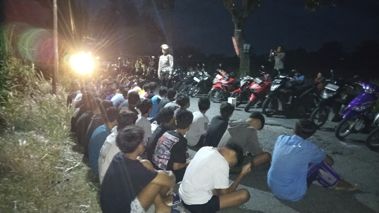 Polisi amankan puluhan motor dan para pemuda dari arena balap liar di Kediri. (Foto: Polsek Plosoklaten/jatimnow.com)