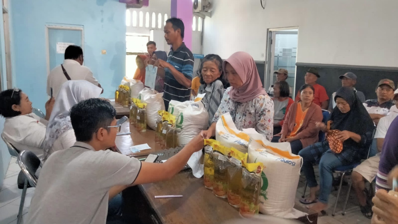 Penyaluran batuan pangan oleh Bulog Kediri. (Foto: Bulog Kediri/jatimnow.com)