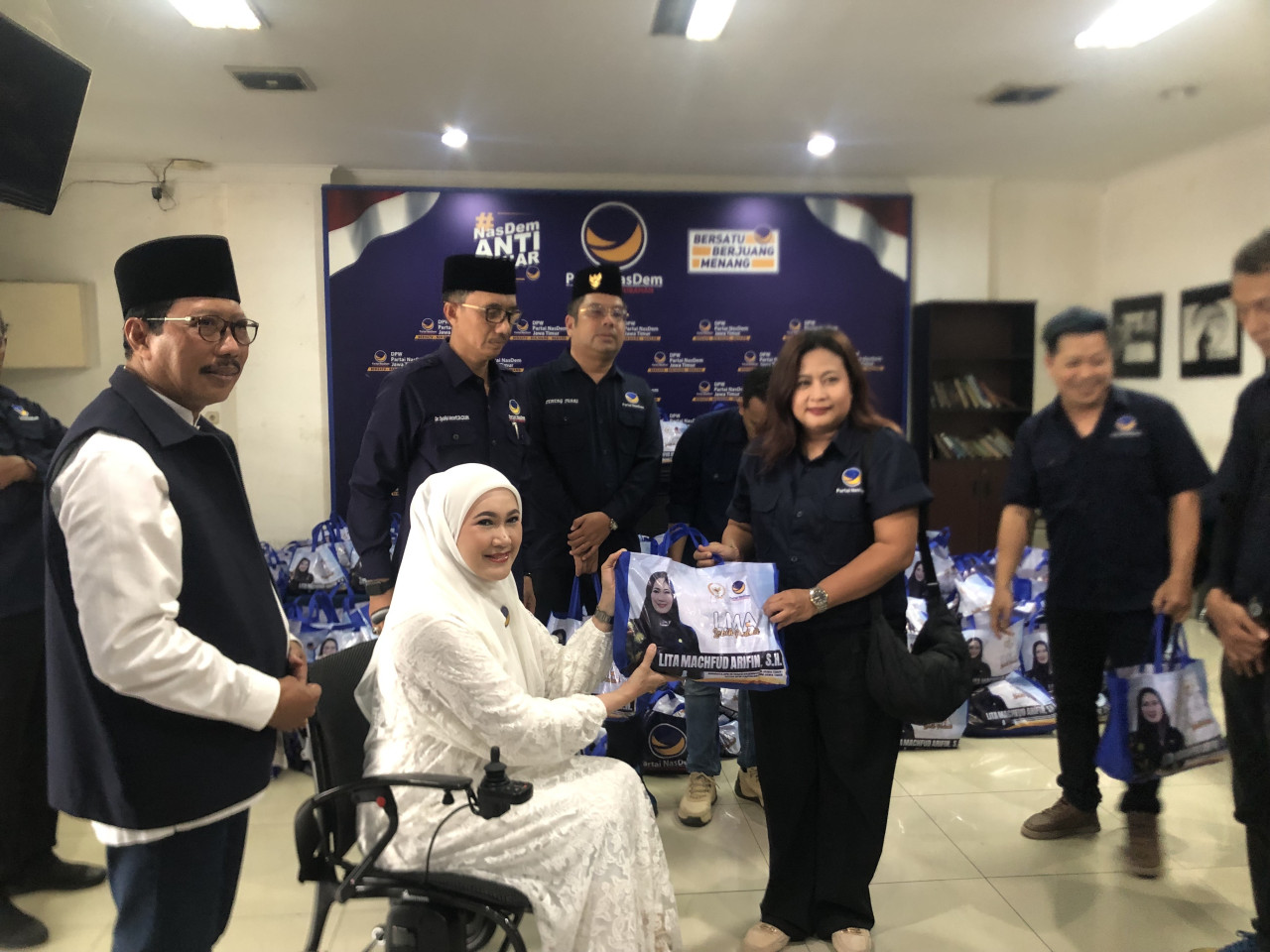 Bantuan sembako bagi kades NasDem dari anggota DPR RI Komisi X, Lita Machfud Arifin. (Humas NasDem for jatimnow.com)