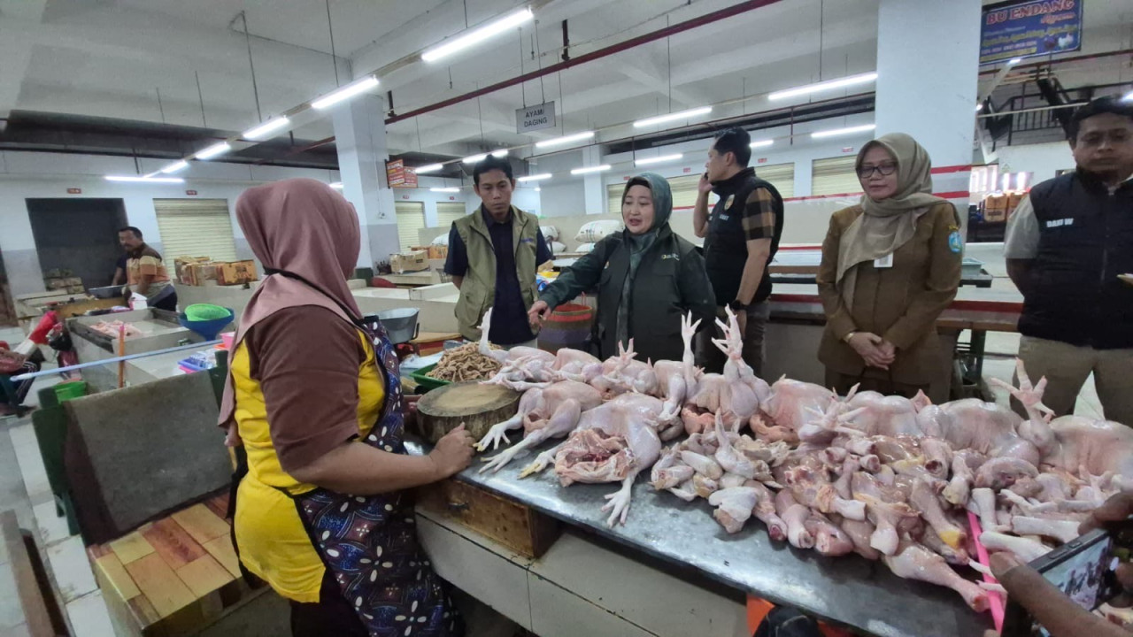 Bapanas saat cek harga di Pasar Legi Ponorogo. (Foto: Ahmad Fauzani/jatimnow.com)