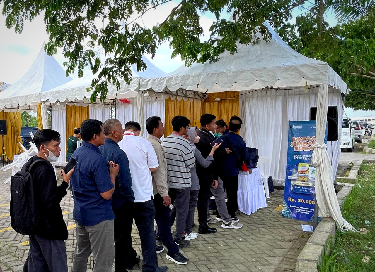JIIPE Ramadan Charity Hadirkan Sembako Murah Bagi Warga Gresik