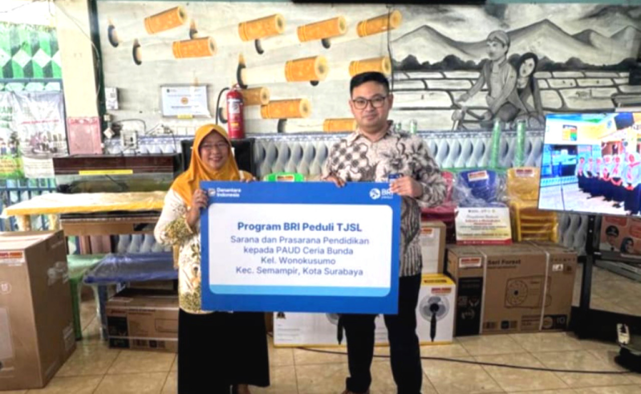 BRI BO Kertajaya menyalurkan bantuan sarana pendidikan senilai Rp72,8 juta untuk PAUD Ceria Bunda guna menciptakan ruang belajar yang interaktif dan nyaman. (Foto: Ali Masduki/jatimnow.com)