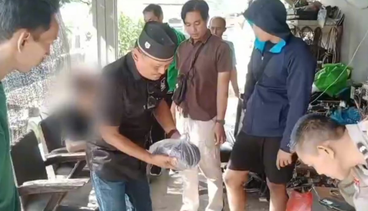 Polisi di Blitar menangkap penjual bubuk petasan yang masih berstatus pelajar. (Foto: Polres Blitar  Kota for jatimnow.com)
