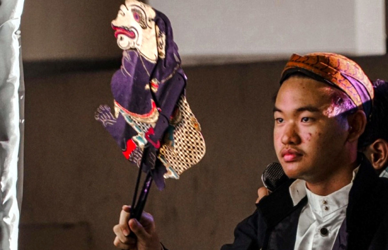 Penampilan Christopher Jason Santoso saat menjadi dalang pada pagelaran See You Soon 2023 di Tower 2 ITS. (Foto: Humas ITS/jatimnow.com)