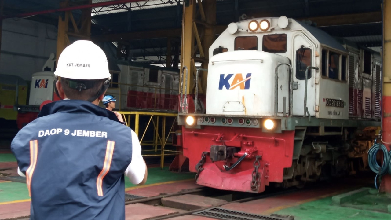 Pemeriksaan lokomotif di Depo Jember. (Foto: Sugianto/jatimnow.com)