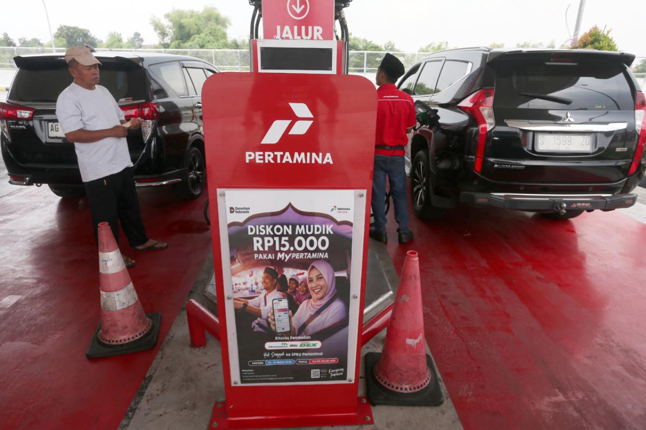 Pertamina Patra Niaga Jatimbalinus tawarkan diskon BBM hingga Rp15 ribu via MyPertamina untuk percepat transaksi dan urai antrean selama arus mudik. (Foto: Ali Masduki/jatimnow.com)
