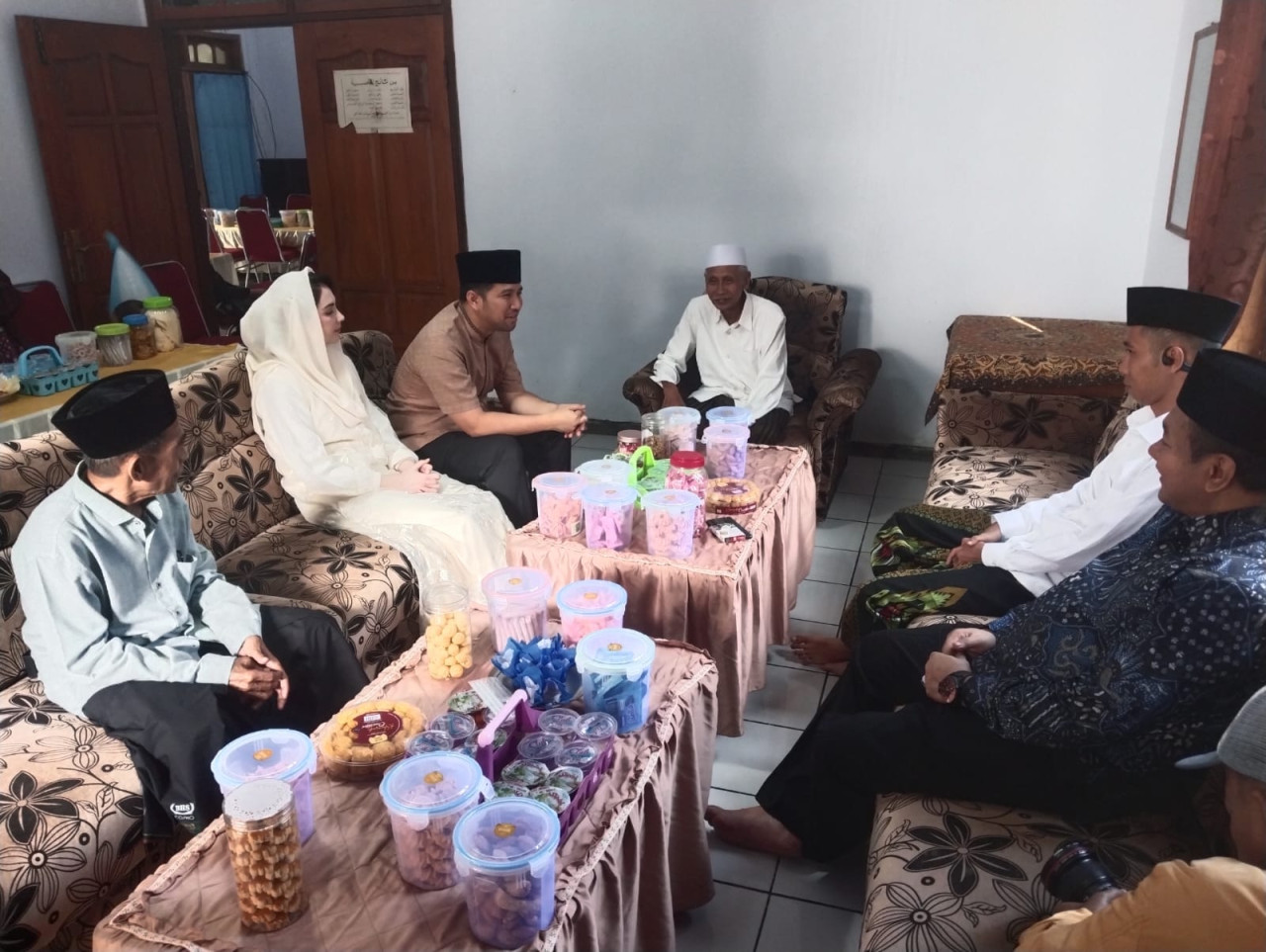 Wagub Jatim, Emil Dardak saat bersilaturahmi di momen lebaran ketupat di Trenggalek. (Foto: Bramanta/jatimnow.com)