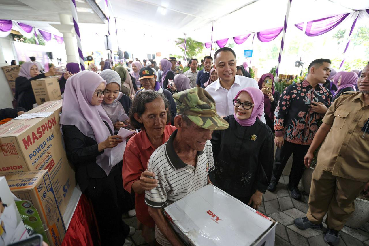 Keseruan Wali Kota Surabaya Eri Cahyadi bersama istri saat berbagi bareng warga Surabaya (foto: Kominfo Surabaya for jatimnow.com)