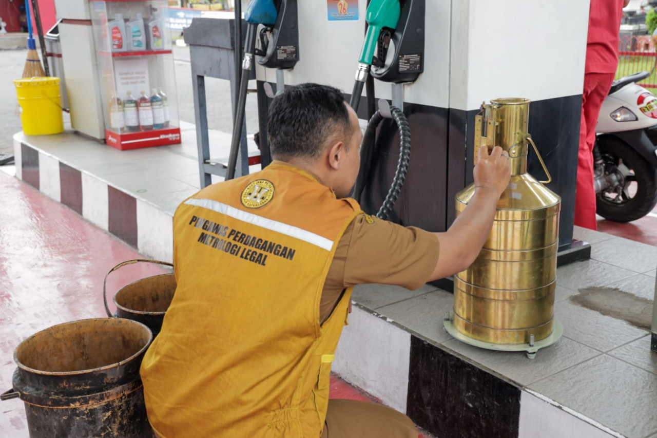 Petugas Disperdagin Kota Kediri melakukan tera ulang di SPBU. (Foto: Pemkot Kediri/jatimnow.com)