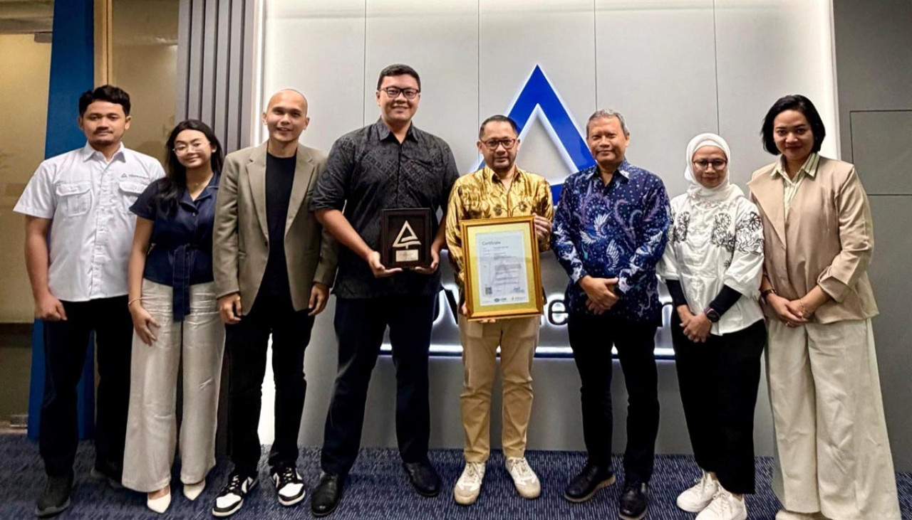 VP Regulator & State Authority Bimasakti, Novandy Bambang Permana (kelima dari kiri) dan AVP Regulator & State Authority Bimasakti, Dimas Bayudira (keempat dari kiri) saat menerima sertifikasi ISO 27001: 2022 dari TUV Rheinland di Jakarta, beberapa waktu lalu. (Foto: Bimasakti for jatimnow.com).