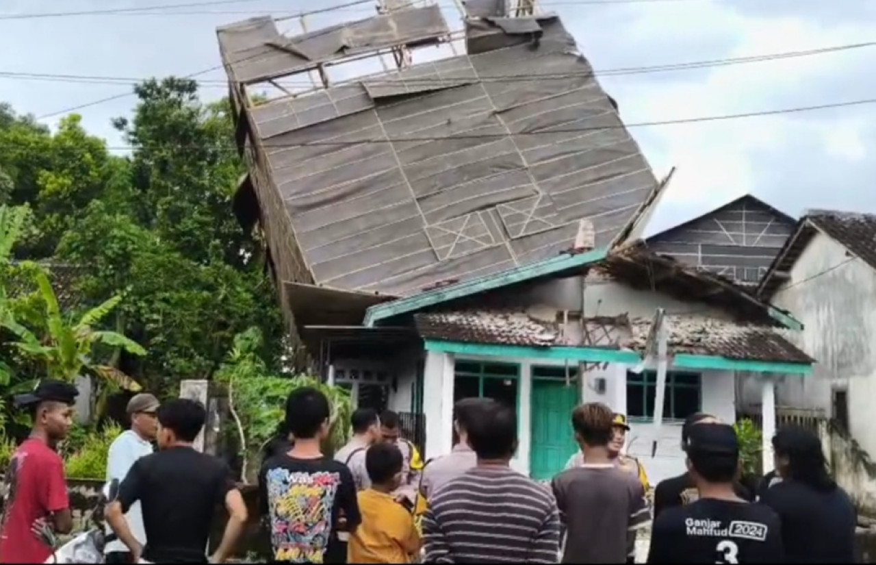 Gudang pengering tembakau di Jember yang timpa rumah warga. (Polsek Wuluhan for jatimnow.com)