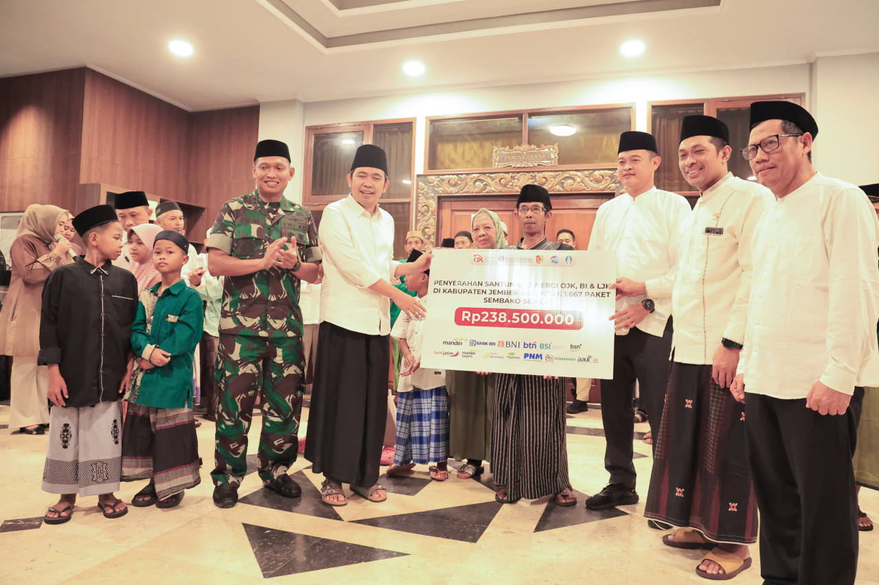 Bupati Gus Fawait beri jaminan sosial ojol dan intensif guru ngaji. (Foto: Diskominfo Jember/jatimnow.com)