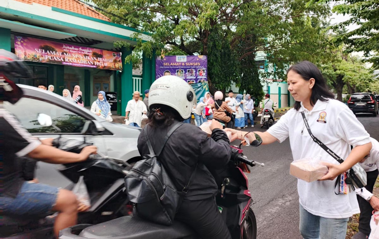 Sebanyak 500 paket takjil dibagikan kepada masyarakat dan pengguna jalan menjelang waktu berbuka puasa.  (Foto: IKA SMAPALAS for JatimNow.com)