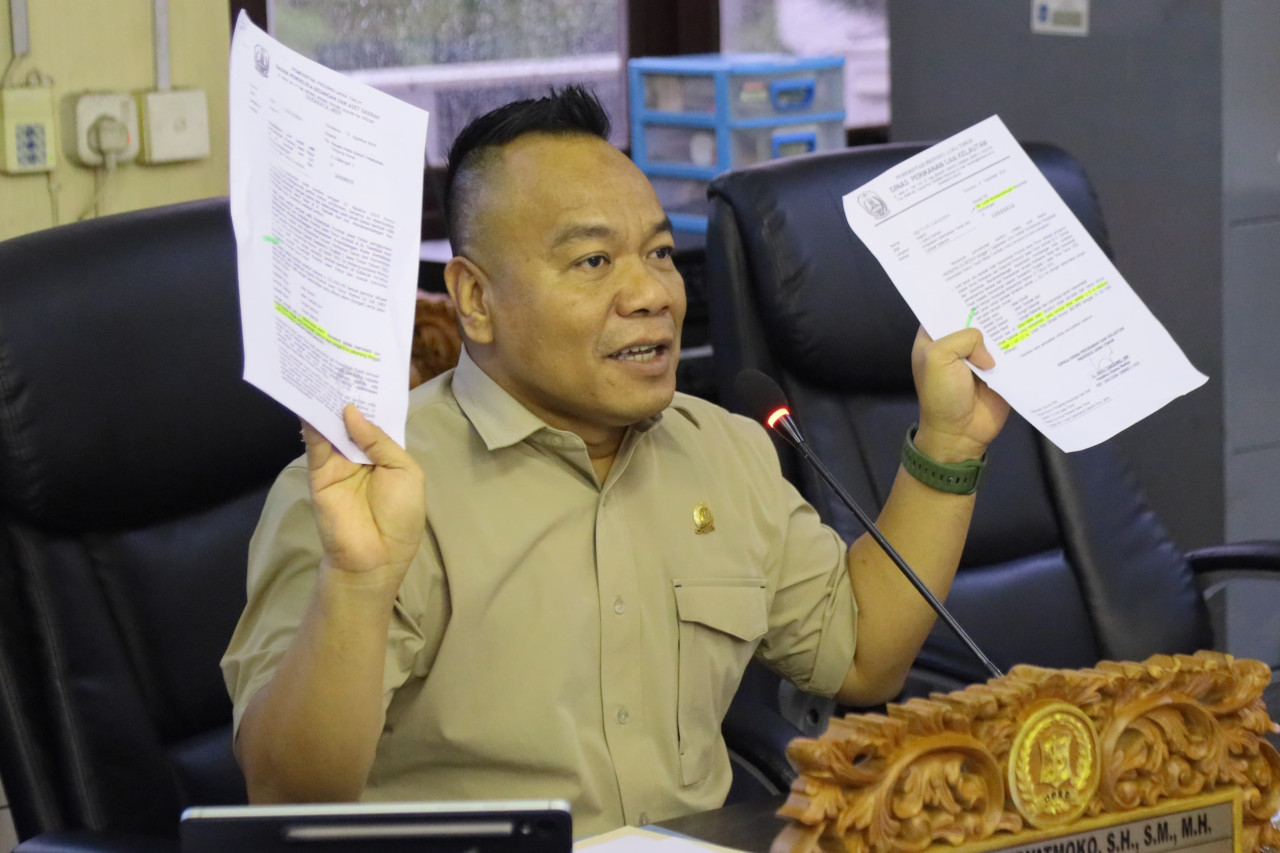 Yona Bagus Widyatmoko saat memimpin rapat dengan pendapat tentang rencana pelebaran Sungai Kalianak Surabaya (foto: Yona for jatimnow.com)