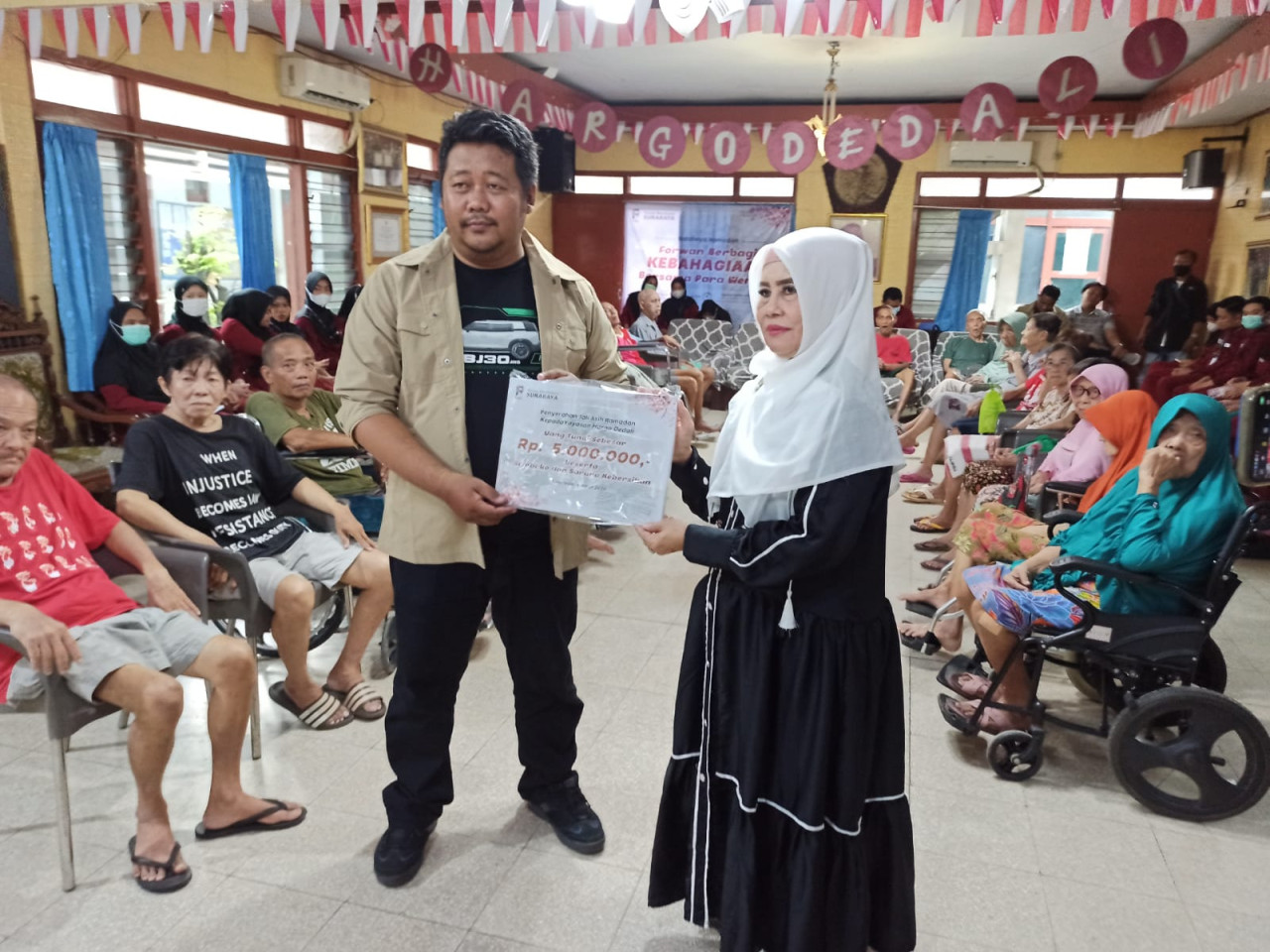 Indra Setiawan menyalurkan bantuan pada Yayasan