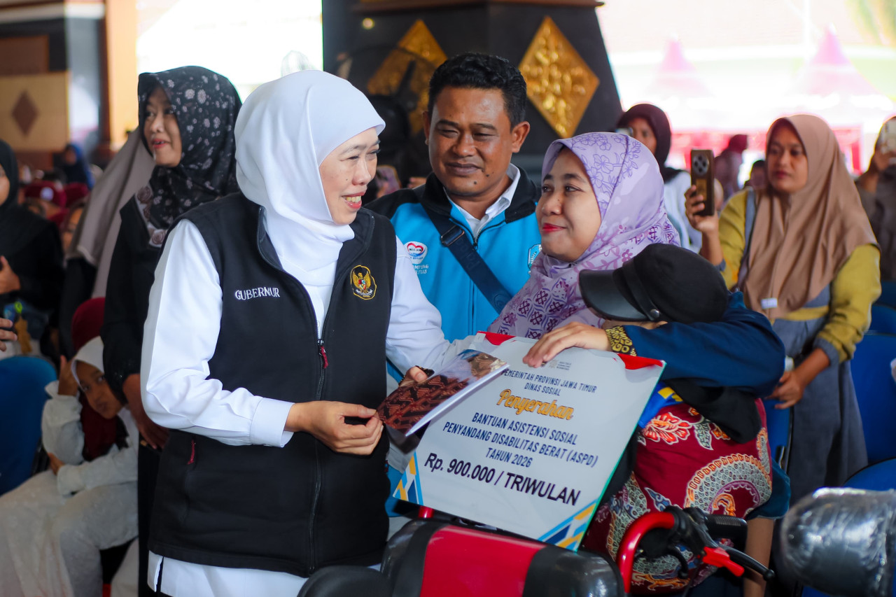 Khofifah menyerahkan Bansos pada warga Tuban, Jawa Timur