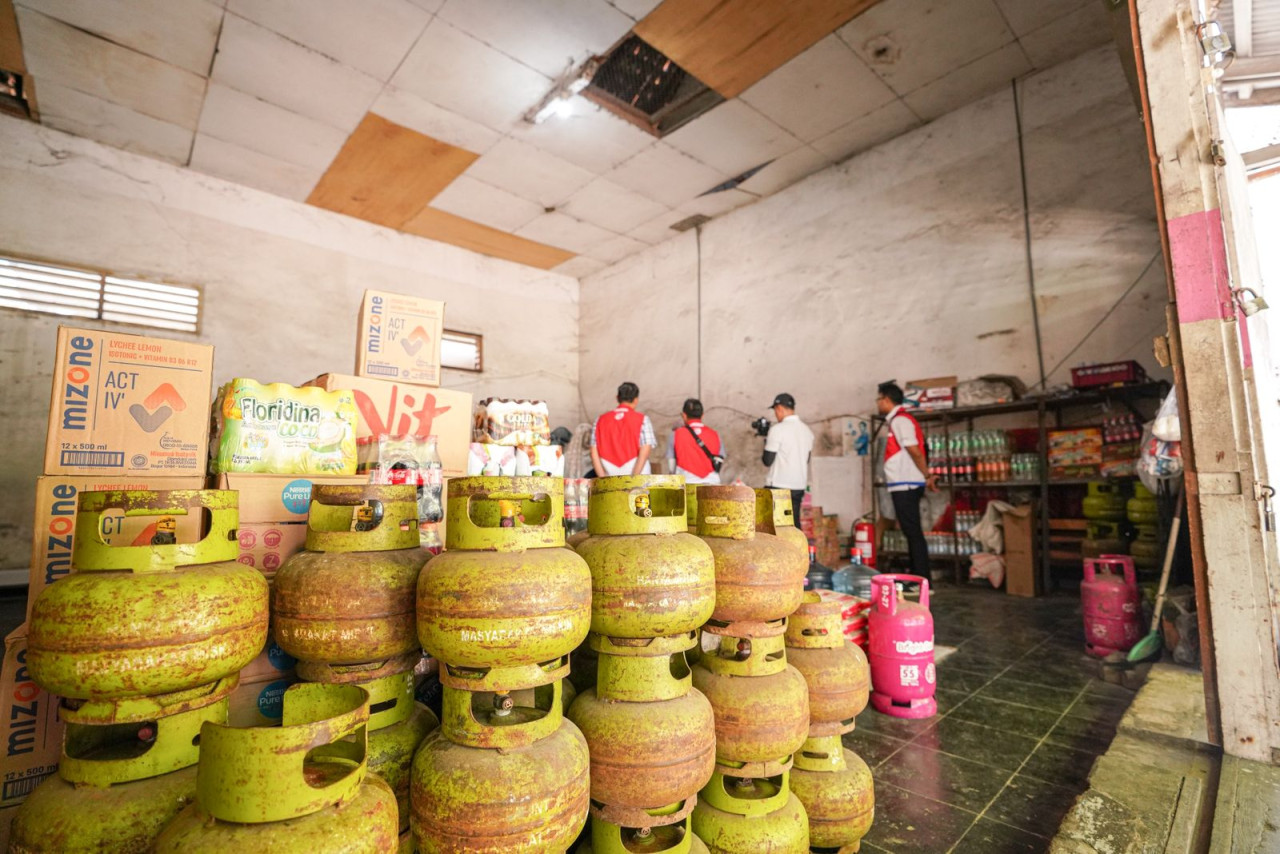 Petugas memantau distribusi LPG 3 kilogram (ilustrasi). (Foto: Pertamina Patra Niaga Regional Jatimbalinus fof jatimnow.com)