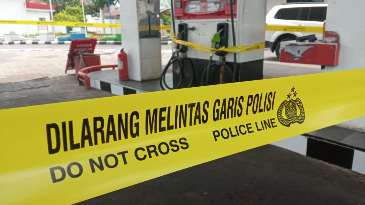 SPBU Tegal Besar Jember disegel (Foto: Sugianto/ jatimnow.com)