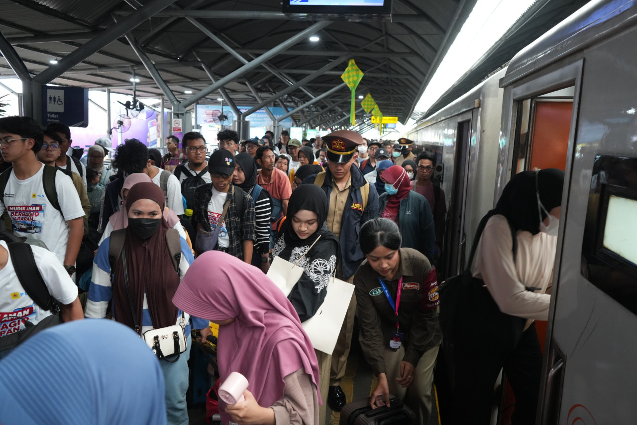 Kepadatan penumpang kereta api di Stasiun Surabaya Gubeng. (Foto: Daop 8 Surabaya fot jatimnow.com)