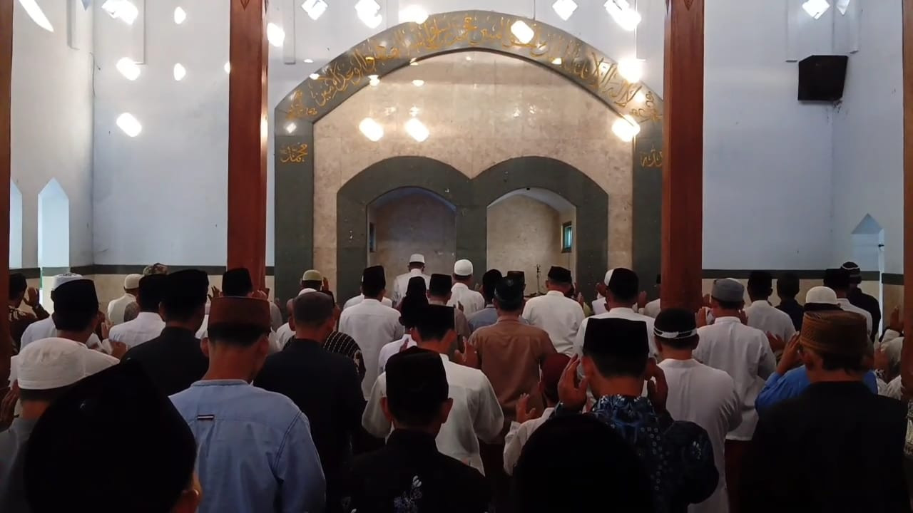 Punya Hitungan Sendiri, Puluhan Warga di Tulungagung Gelar Salat Id