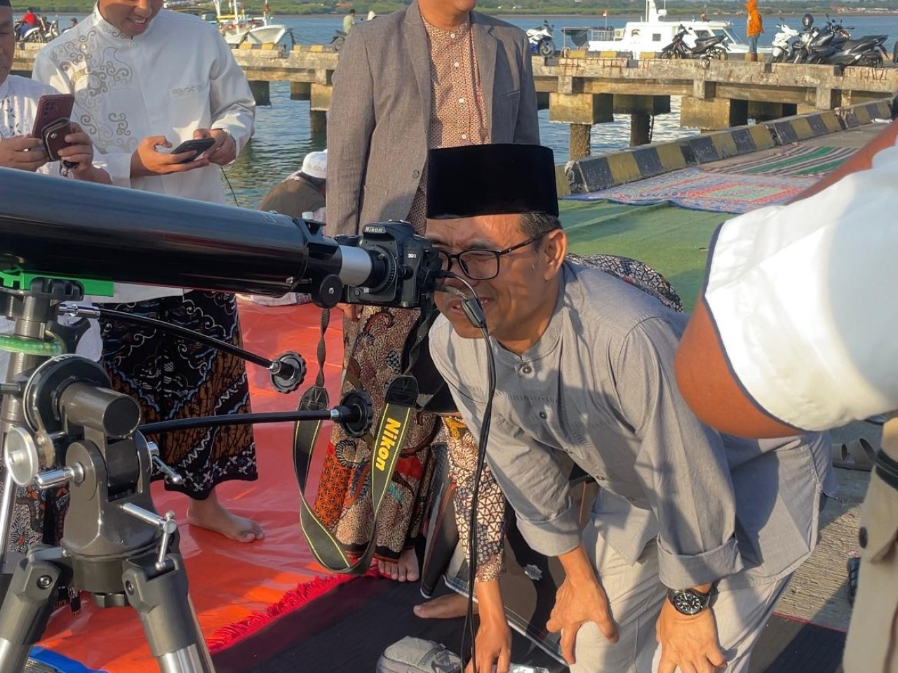 Kepala Kanwil Kemenag Jatim, Akhmad Sruji Bahtiar memantau hilal di Pelabuhan Branta, Tlanakan, Kabupaten Pamekasan. (Foto: Kanwil Kemenag Jatim for jatimnow.com