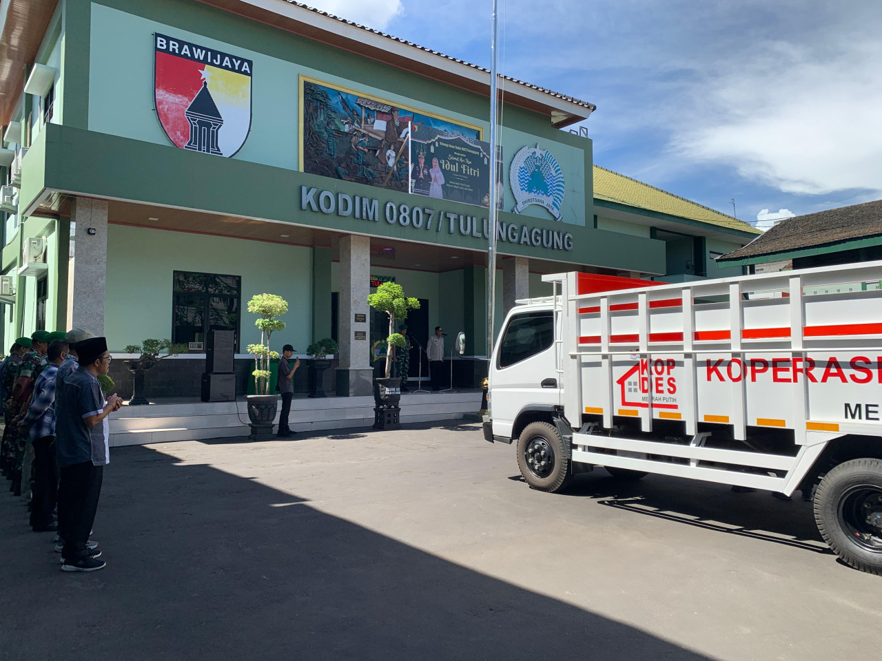 Kendaraan truk operasional untuk KDMP yang diserahkan di Tulungagung. (Foto: Bramanta/jatimnow.com)