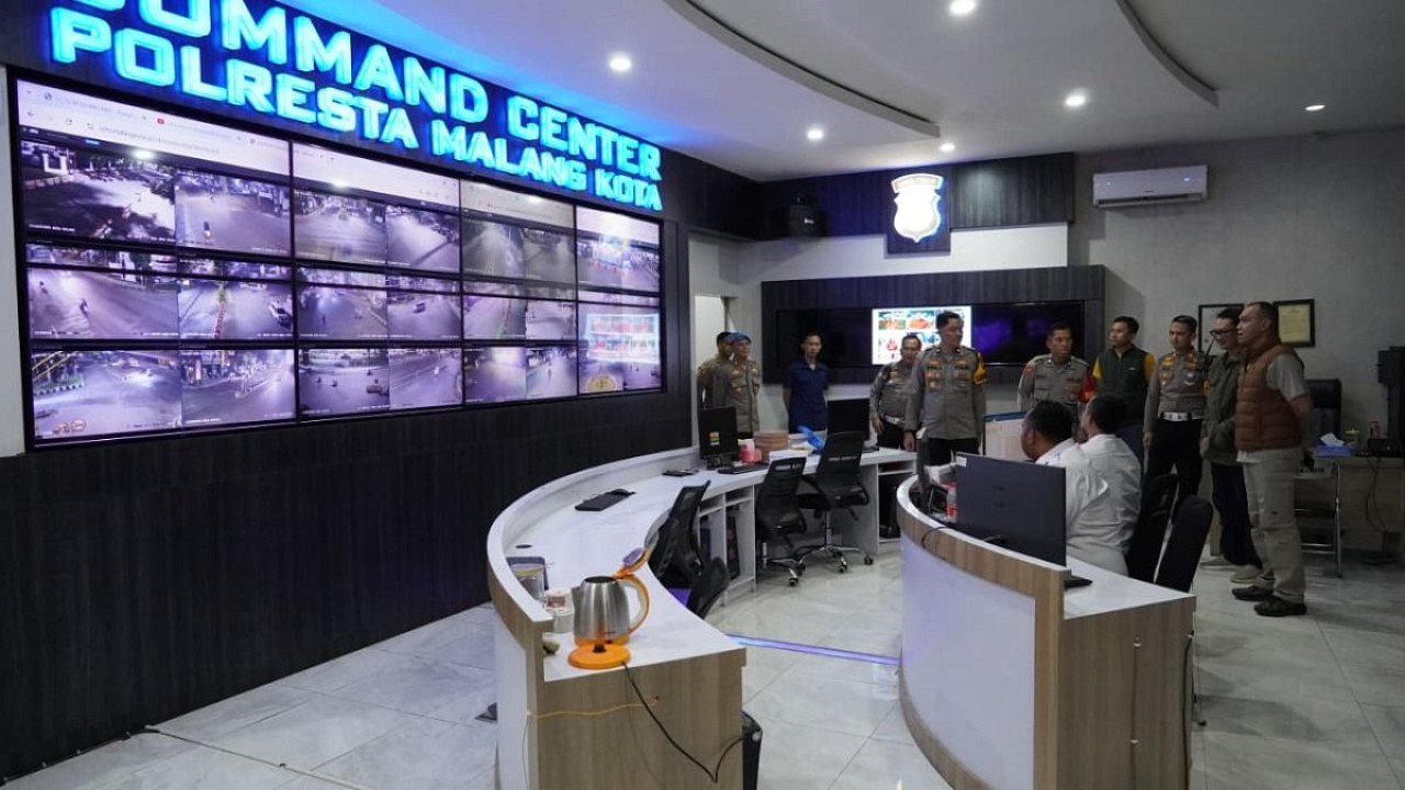 Pemantauan di Mahkota Command Center (Avirista/ jatimnow.com)