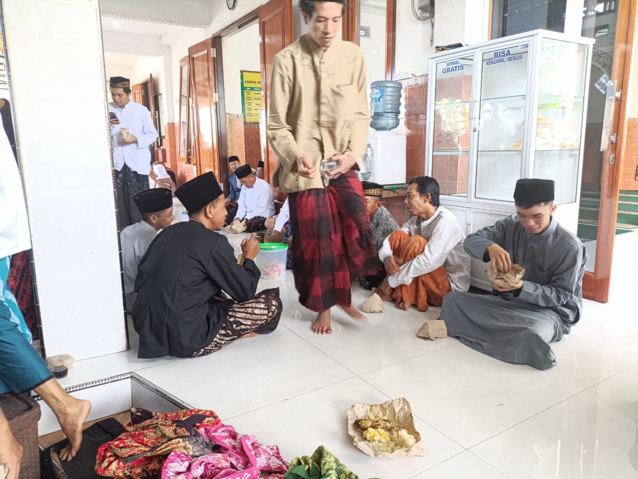 Warga di Tulungagung Santap Ayam Lodho Usai Salat Id
