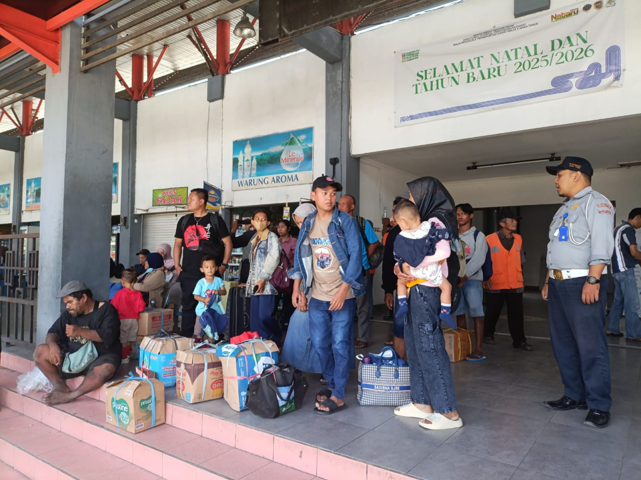 Pemudik saat berada di Terminal Gayatri Tulungagung. (Foto: Bramanta/jatimnow.com)