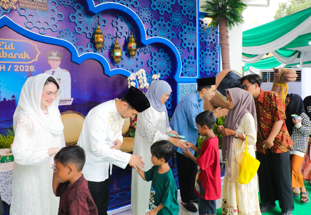 Sejumlah anak-anak menyapa dan berlebaran di Gedung Negara Grahadi bareng Gubernur Khofifah, Wagub Emil, dan Ketua PKK Jatim Arumi (foto: Adpim Pemprov Jatim for jatimnow.com)