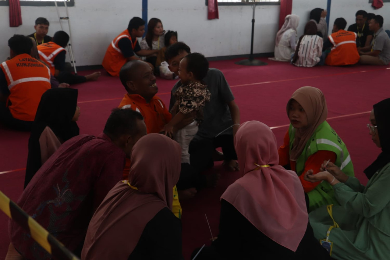 Suasana pertemuan keluarga momen idul fitri di Lapas Blitar. (Foto: Bramanta/jatimnow.com)