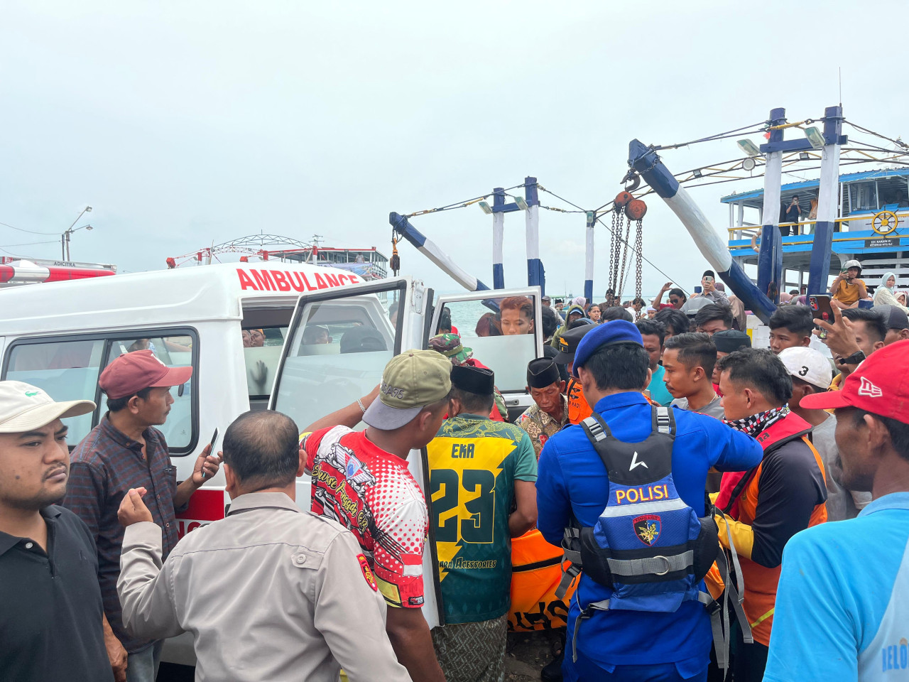 Tim SAR gabungan mengevakuasi nelayan asal Sumenep. (Foto: Basarnas Surabaya for jatimnow.com)