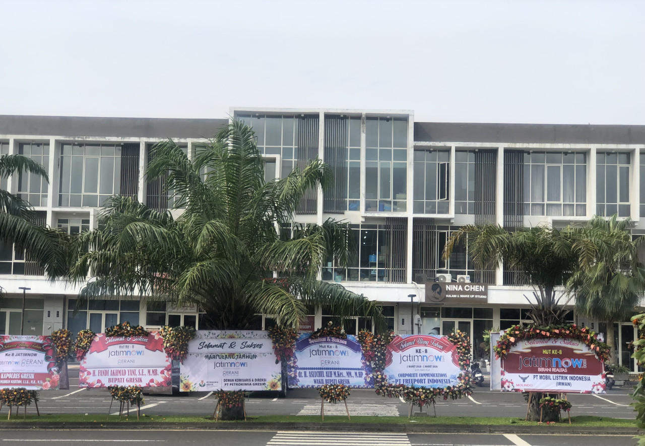 Foto: Sebagian ucapan dan karangan bunga yang memeriahkan perayaan HUT ke 8 jatimnow.com. (Rizky/jatimnow.com)