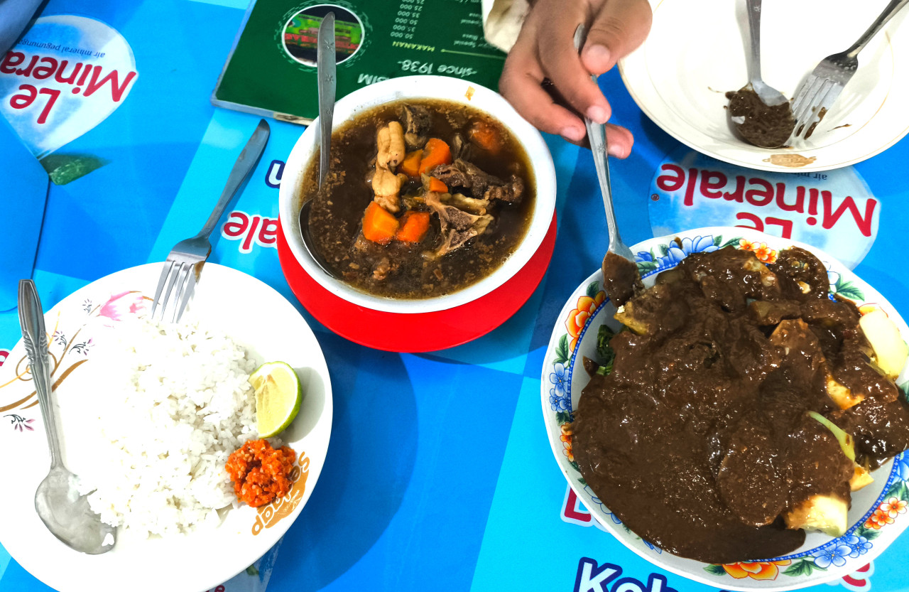 Lezatnya Rujak Cingur Legendaris Berusia 87 Tahun di Surabaya