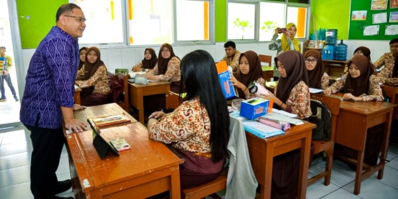 Aris saat mengajak siswa menekan peredaran sampah plastik (foto: Dindik Jatim for jatimnow.com)