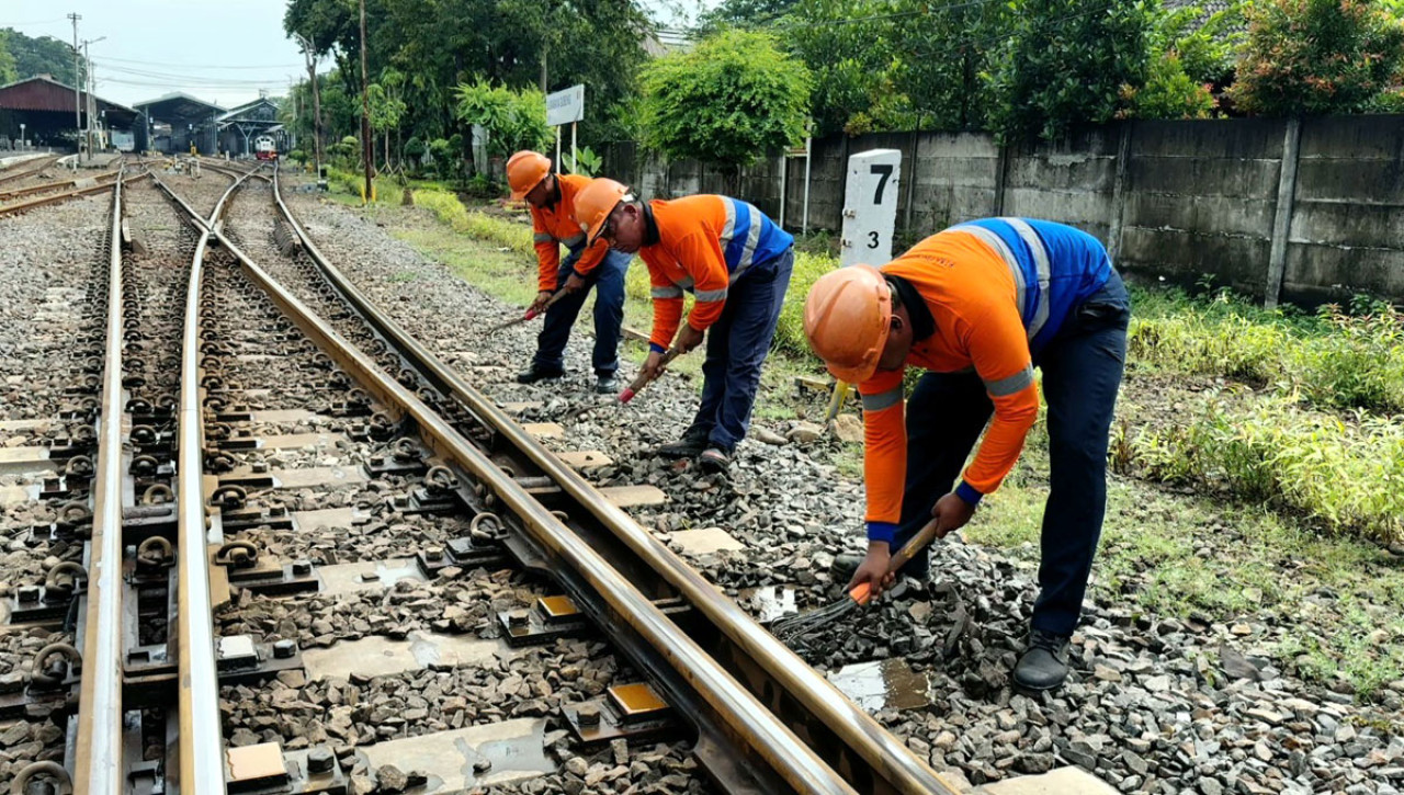 Petugas KAI Daop 8 Surabaya memeriksa dan membersihkan jalur rel di salah satu titik rawan menjelang masa Angkutan Lebaran 2026, guna memastikan perjalanan kereta api tetap aman dan lancar. (Foto: Humas KAI/jatimnow.com)