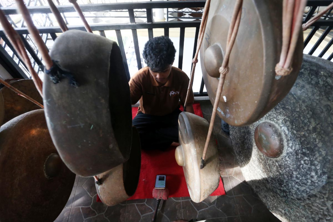 Staf Padi Heritage Resort Malang berlatih karawitan untuk melatih kesabaran dan meruntuhkan sekat hierarki dalam pelayanan hotel. (Foto: Ali Masduki/jatimnow.com)
