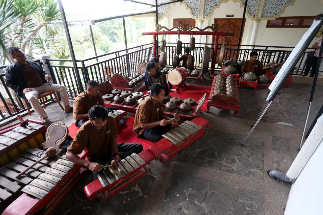 Irama itu lahir dari tangan-tangan lincah staf Padi Heritage Resort Malang yang menanggalkan seragam kerja sejenak demi memukul bilah-bilah gamelan. (Foto: Ali Masduki/jatimnow.com)