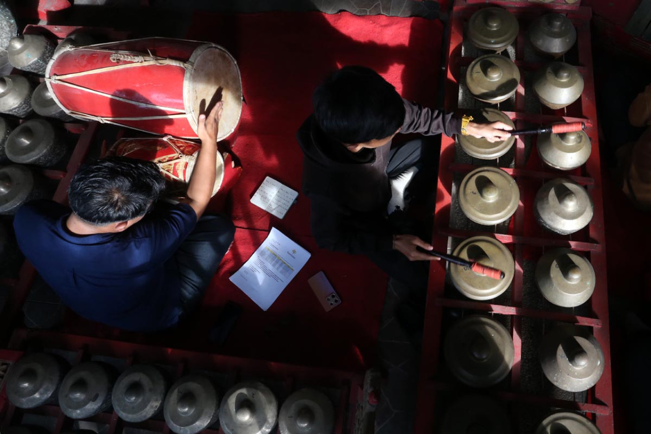 Setiap Sabtu sore, staf Padi Heritage Resort Malang berlatih karawitan untuk melatih kesabaran dan meruntuhkan sekat hierarki dalam pelayanan hotel. (Foto: Ali Masduki/jatimnow.com)