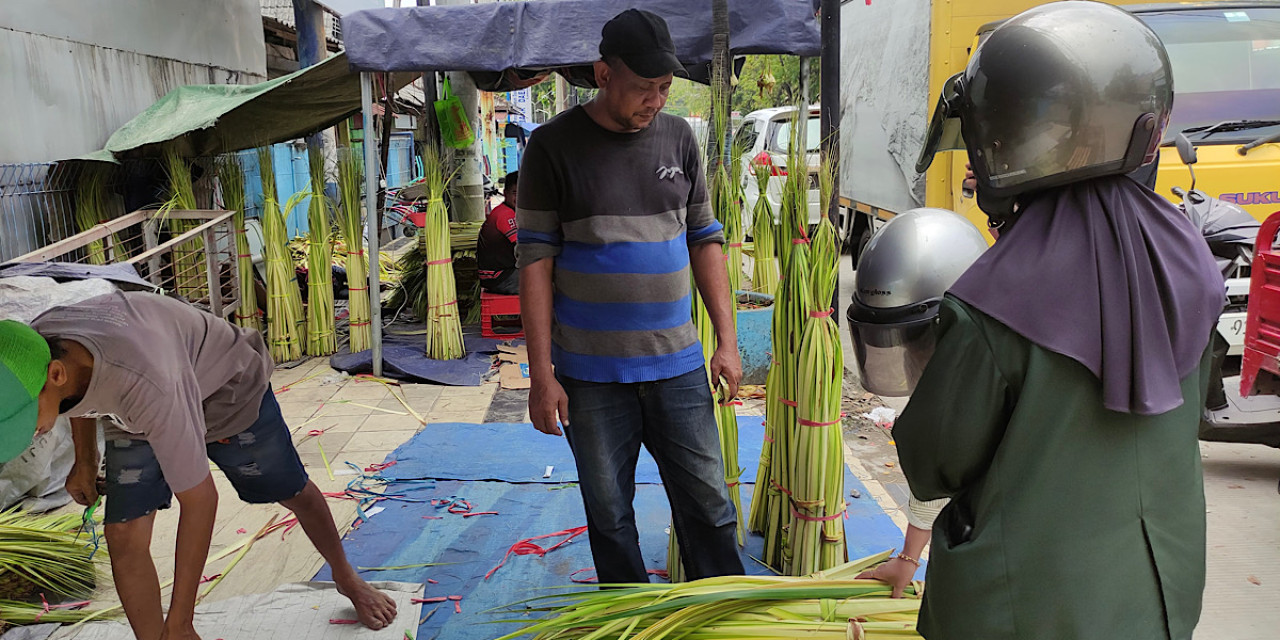 Pedagang Janur di Lamongan Diserbu Warga yang Antusias Rayakan Lebaran Ketupat
