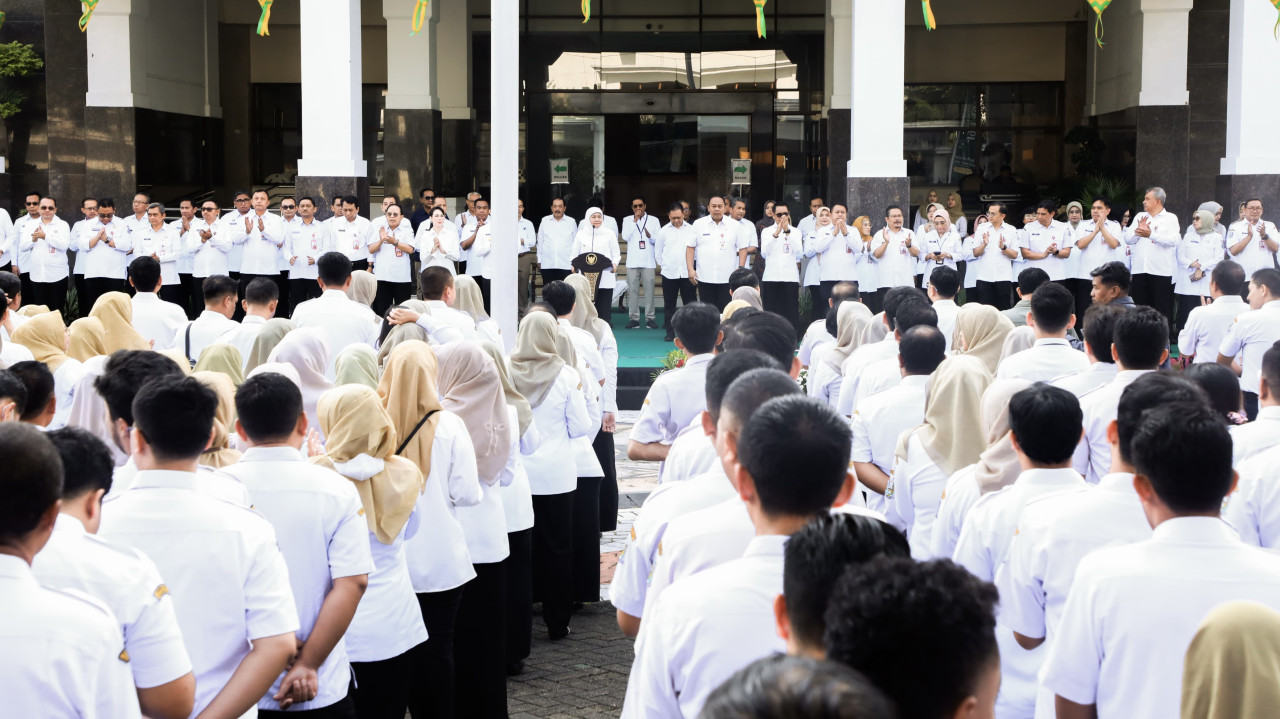 Gubernur Khofifah Pimpin Apel Pagi, Umumkan Kebijakan WFH bagi ASN Setiap Rabu