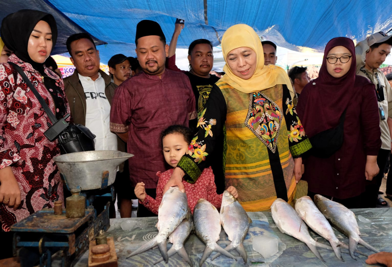 Gubernur Jawa Timur Khofifah Indar Parawansa bersama Bupati Gresik Fandi Akhmad Yani saat mengunjungi Pasar Bandeng Gresik. (Foto: Diskominfo Gresik for jatimnow.com)