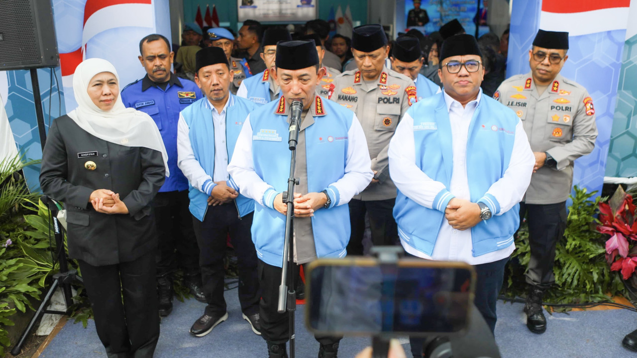 Gubernur Jawa Timur Khofifah Indar Parawansa saat mendampingi Kapolri Listyo Sigit Prabowo. (Foto: Pemprov Jatim/jatimnow.com)