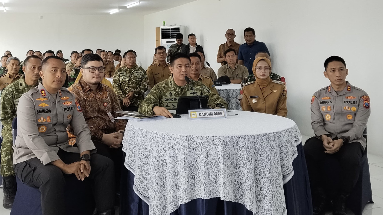 Letkol Inf Dhavid Nur Hardiansyah, dalam video conference progres pembangunan KDKMP bersama Wakil Panglima TNI di ruang KDKMP Desa Nambaan. (Foto: Nanik for jatimnow.com)