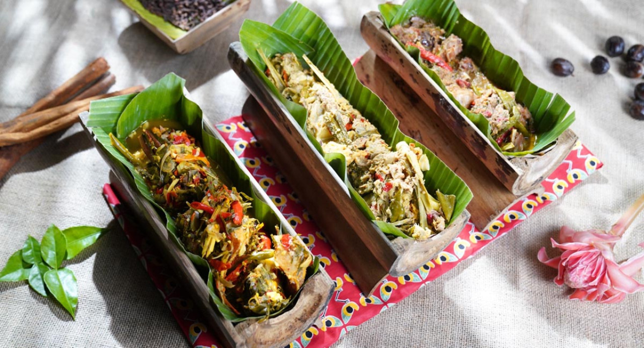 Rimo-rimo menjadi bintang utama. Ini adalah teknik memasak menggunakan bambu, sebuah pengetahuan warisan leluhur untuk bertahan hidup di hutan tanpa peralatan dapur modern. (Foto: Indonesia Kaya/jatimnow.com)