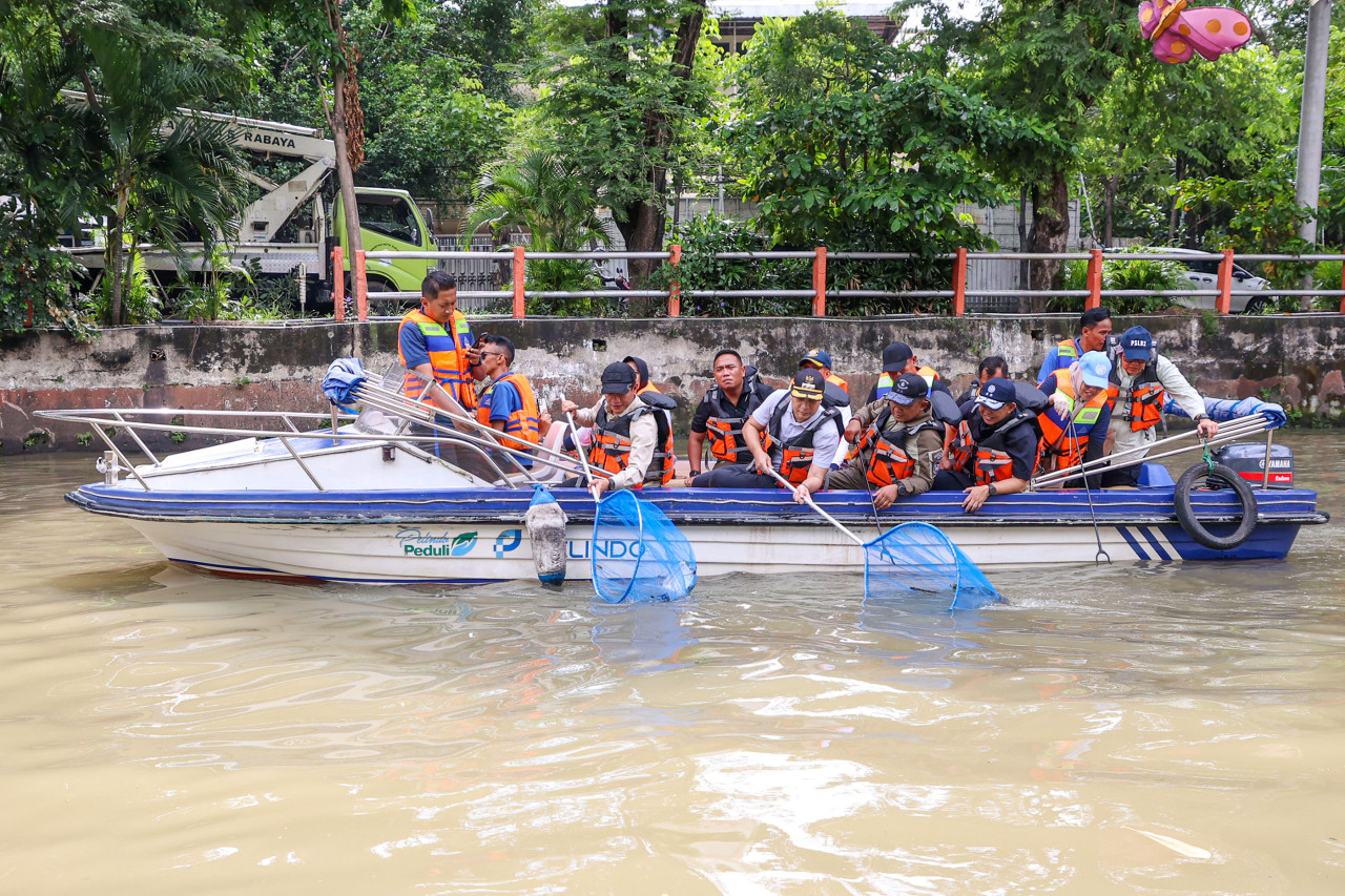 Bersih Sungai Kalimas Surabaya (foto: Kominfo Surabaya for jatimnow.com)
