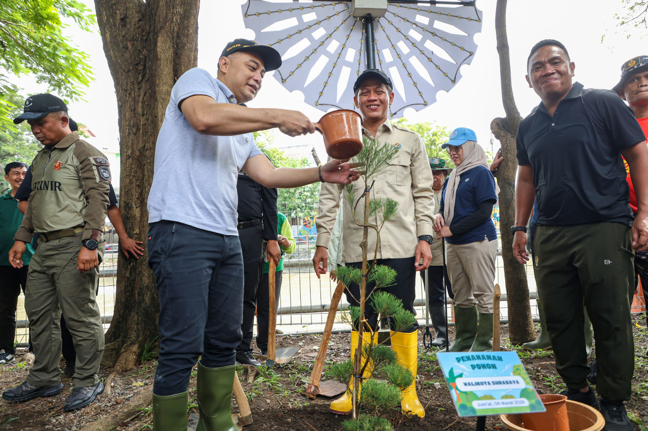 Menteri LH dan Wali Kota Eri Cahyadi tanam pohon di sisi Sungai Kalimas