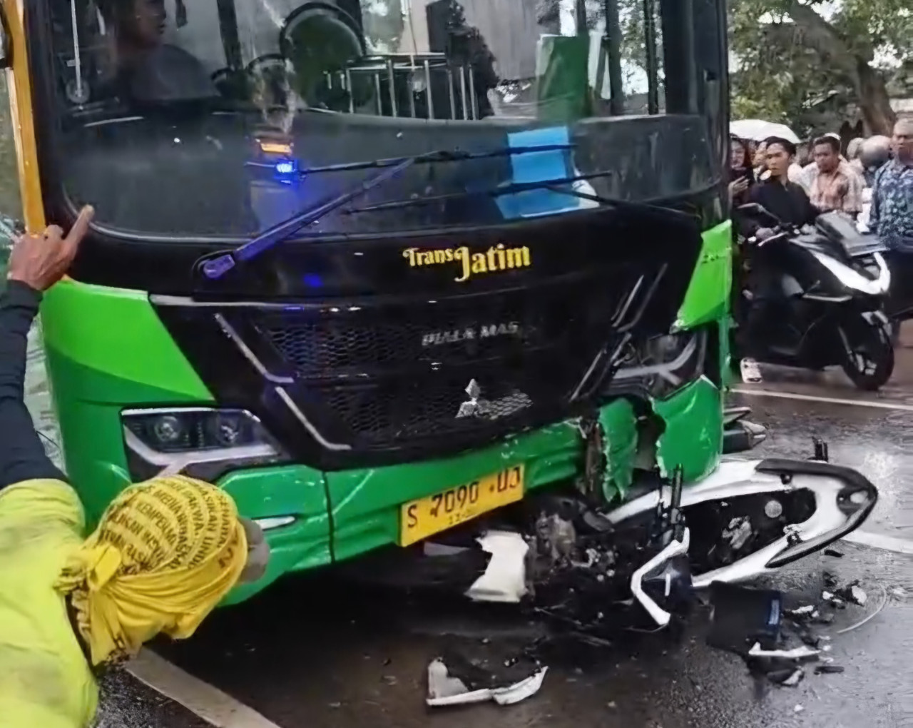 Sopir Bus Trans Jatim Nyaris Diamuk Massa Usai Tabrak Pemotor di Lamongan